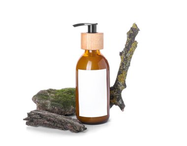 Beyaz arka planda doğal şampuan şişesiyle kompozisyon