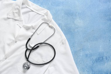 Modern steteskop ve doktor üniforması.