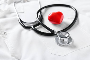 Doktor üniformasında kalp olan modern steteskop.