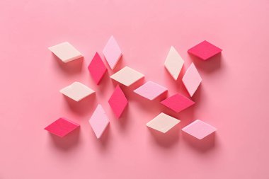 Renk arkaplanındaki makyaj süngerleri