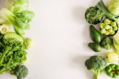 Açık arkaplanda taze yeşil sebzeler