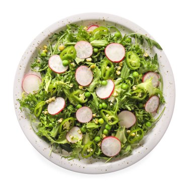 Beyaz arka planda taze sebzeli bir tabak lezzetli salata.