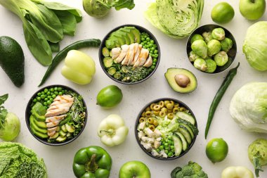 Hafif arka planda taze sebzeli lezzetli salata.