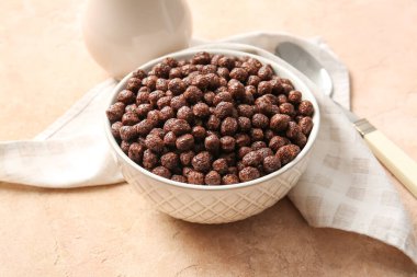 Arka planda çikolatalı mısır topları olan kase