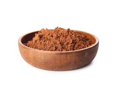 Beyaz arka planda kakao tozu olan kase