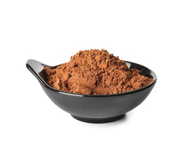 Beyaz arka planda kakao tozu olan kase