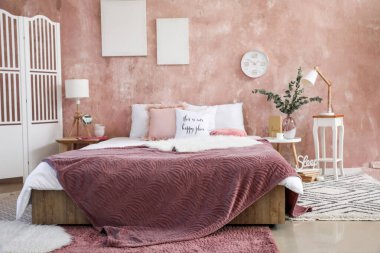 Modern masalı şık bir yatak odası.