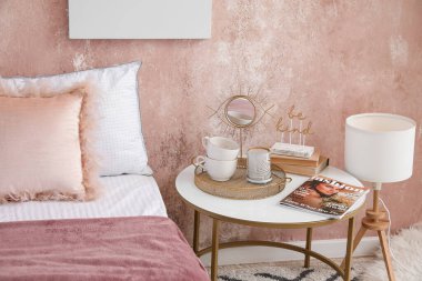 Odanın içinde dekor olan bir komodin.