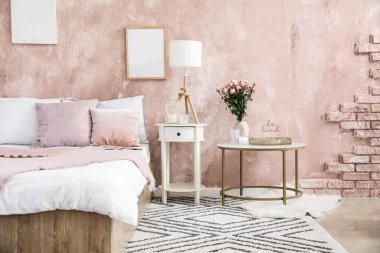 Şık odasının dekorlu komodinleri.