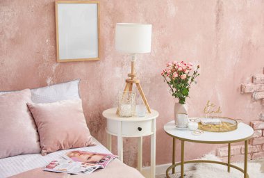 Şık odasının dekorlu komodinleri.