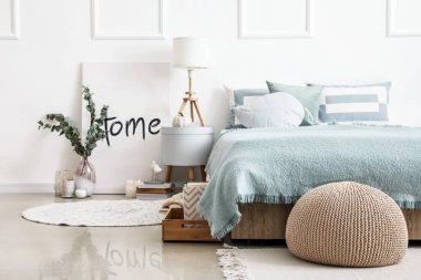 Modern masalı şık bir yatak odası.