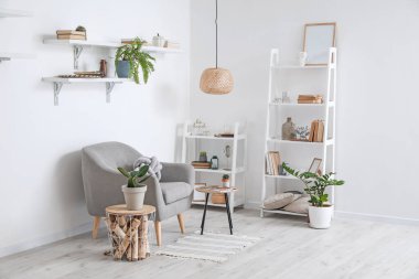 Kitap rafları olan modern bir oda.