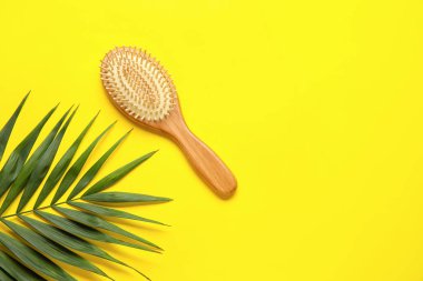 Arkaplanda ahşap saç fırçası