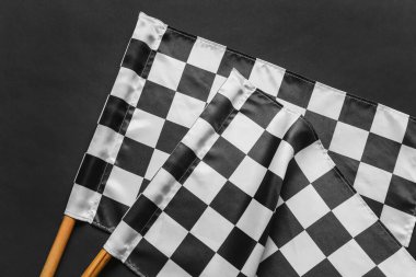 Koyu arkaplanda yarış bayrakları