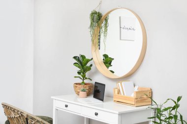 Masası ve aynası olan şık bir oda.