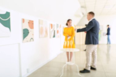 Modern sanat galerisindeki insanlar, bulanık görünüm