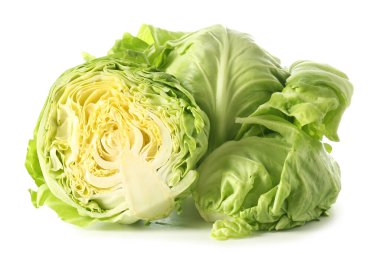 Beyaz arkaplanda taze lahanalar