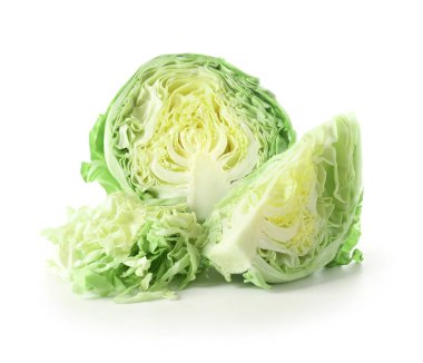 Beyaz arka planda taze kesilmiş lahana