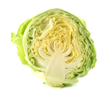 Beyaz arka planda taze lahananın yarısı