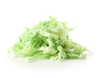 Beyaz arka planda taze doğranmış lahana.