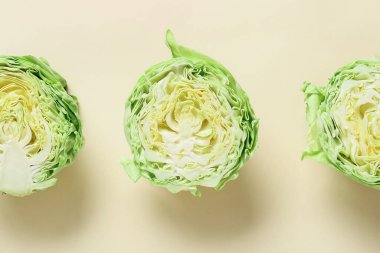 Renkli arkaplanda taze kesilmiş lahanalar