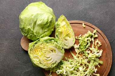 Koyu arkaplanda taze kesilmiş lahanalar