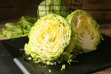 Ahşap zeminde taze kesilmiş lahanalar.