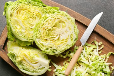 Koyu arkaplanda taze kesilmiş lahanalar