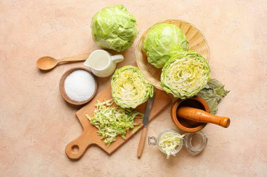 Renkli arkaplanda taze kesilmiş lahanalar