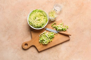 Renkli arka planda taze lahana olan tahta