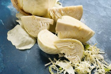 Renkli arkaplanda taze kesilmiş lahanalar