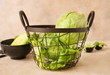 Arka planda taze lahana sepeti