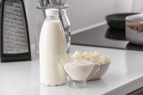 Verschiedene Milchprodukte Auf Dem Tisch Der Küche — Stockfoto