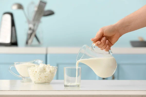 Mutfakta Sürahiden Bardağa Süt Döken Bir Kadın — Stok fotoğraf