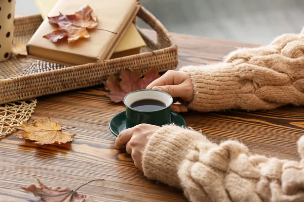 Vrouw Die Thuis Koffie Drinkt — Stockfoto