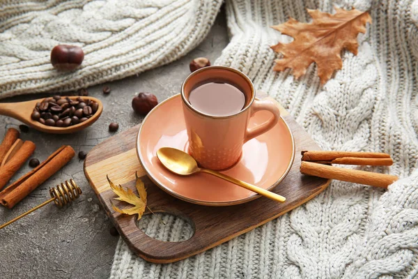 Красивая Осенняя Композиция Чашкой Кофе Сером Фоне — стоковое фото