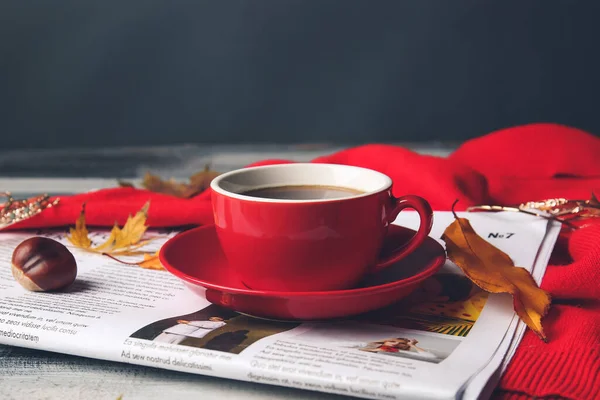 Belle Composition Automne Avec Tasse Café Journal Sur Fond Sombre — Photo