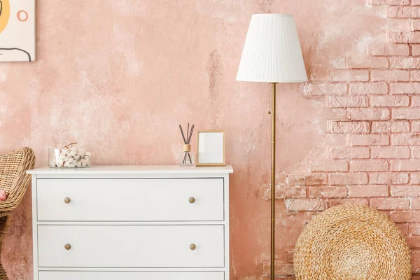 Modern çekmeceleri olan şık bir oturma odası.