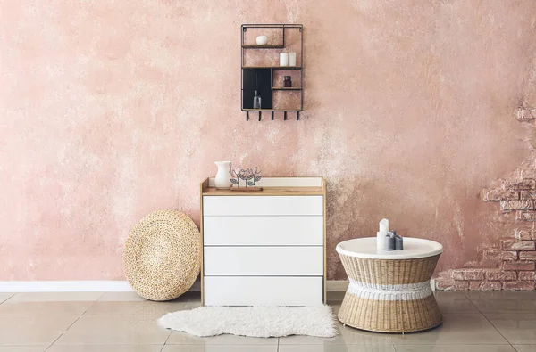 Modern çekmeceleri olan şık bir oturma odası.