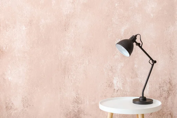 Lampu Modern Atas Meja Dekat Dinding Warna — Stok Foto