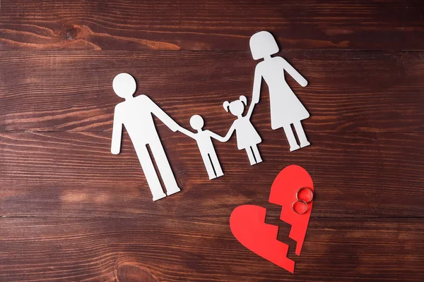 Familienfiguren Mit Gebrochenem Herzen Und Ringen Auf Holzgrund — Stockfoto