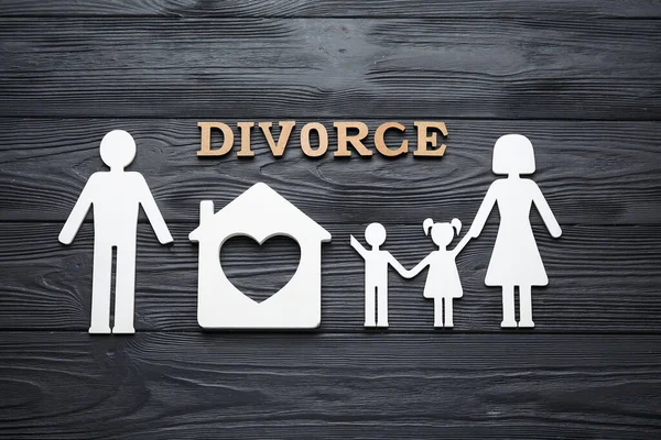 Familie Figuren Met Huis Woord Divorce Donkere Houten Ondergrond — Stockfoto