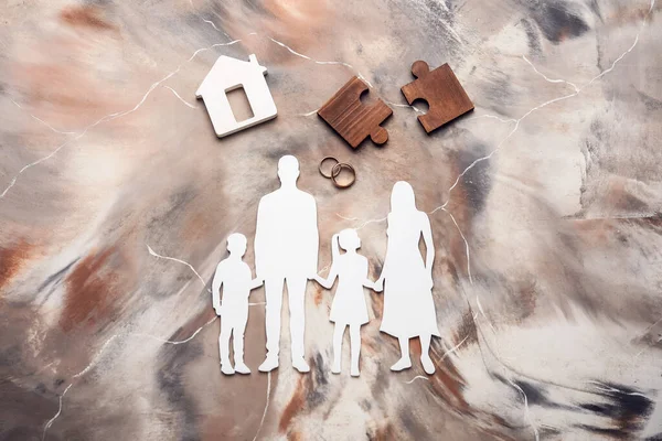 Familienfiguren Mit Haus Und Ringen Auf Farbigem Hintergrund — Stockfoto