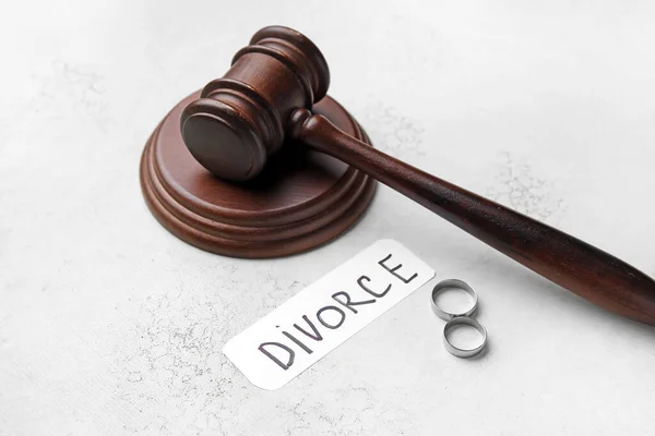 Суддя Дарує Кільця Папір Словом Divorce Світлому Фоні — стокове фото