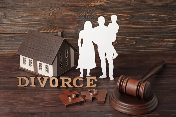 Sammansättning Med Ordet Divorce Och Familj Figurer Trä Bakgrund — Stockfoto