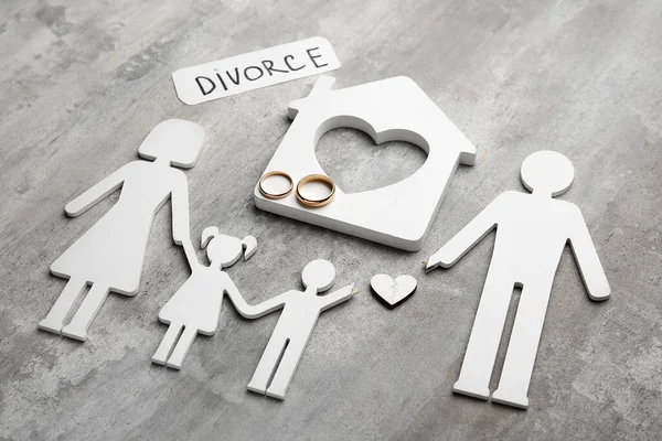 有单词Divorce背景的家庭 房屋和文件的数字 — 图库照片