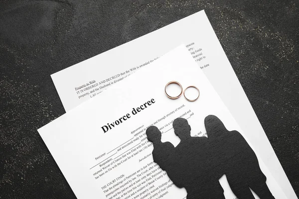 Figuras Familia Con Anillos Decreto Divorcio Sobre Fondo Oscuro —  Fotos de Stock