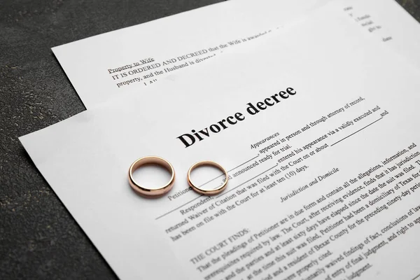 Decreto Divorcio Con Anillos Primer Plano — Foto de Stock