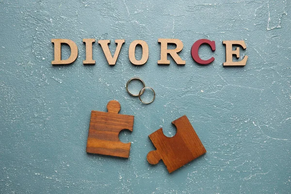单词Divorce Rings Puzzles Color Background — 图库照片