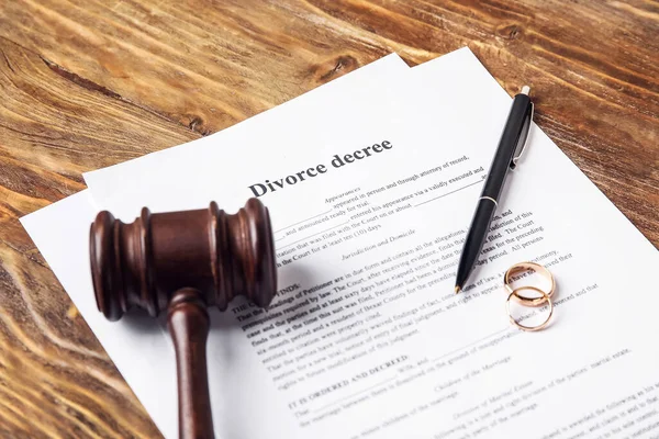 Divorce Decree Judge Gavel Rings Wooden Background — Stock Photo, Image